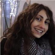 Studentessa universitaria impartisce aiuto compiti per alunni delle elementari, medie e superiori